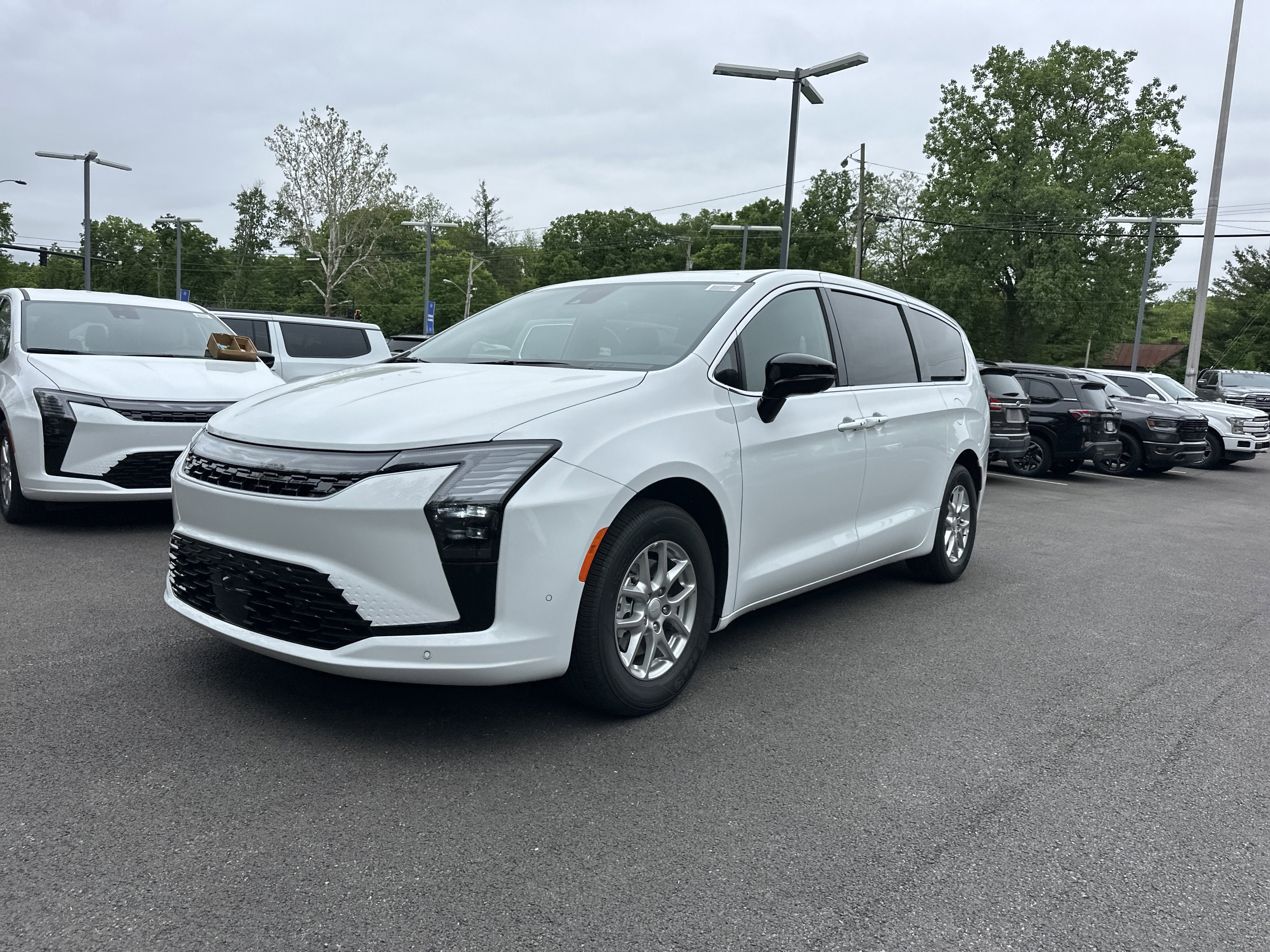 2027 Chrysler Pacifica Select