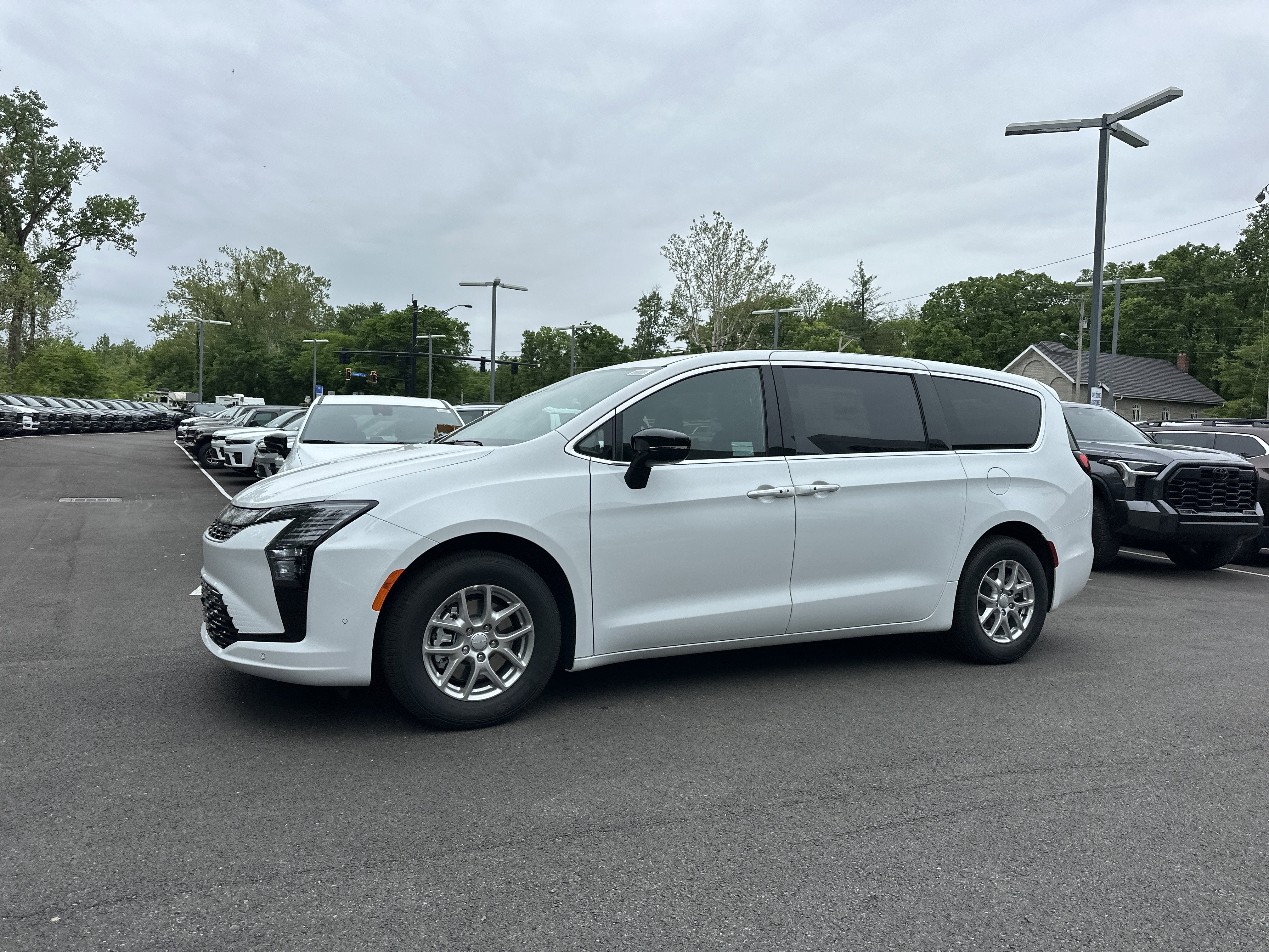 2027 Chrysler Pacifica Select
