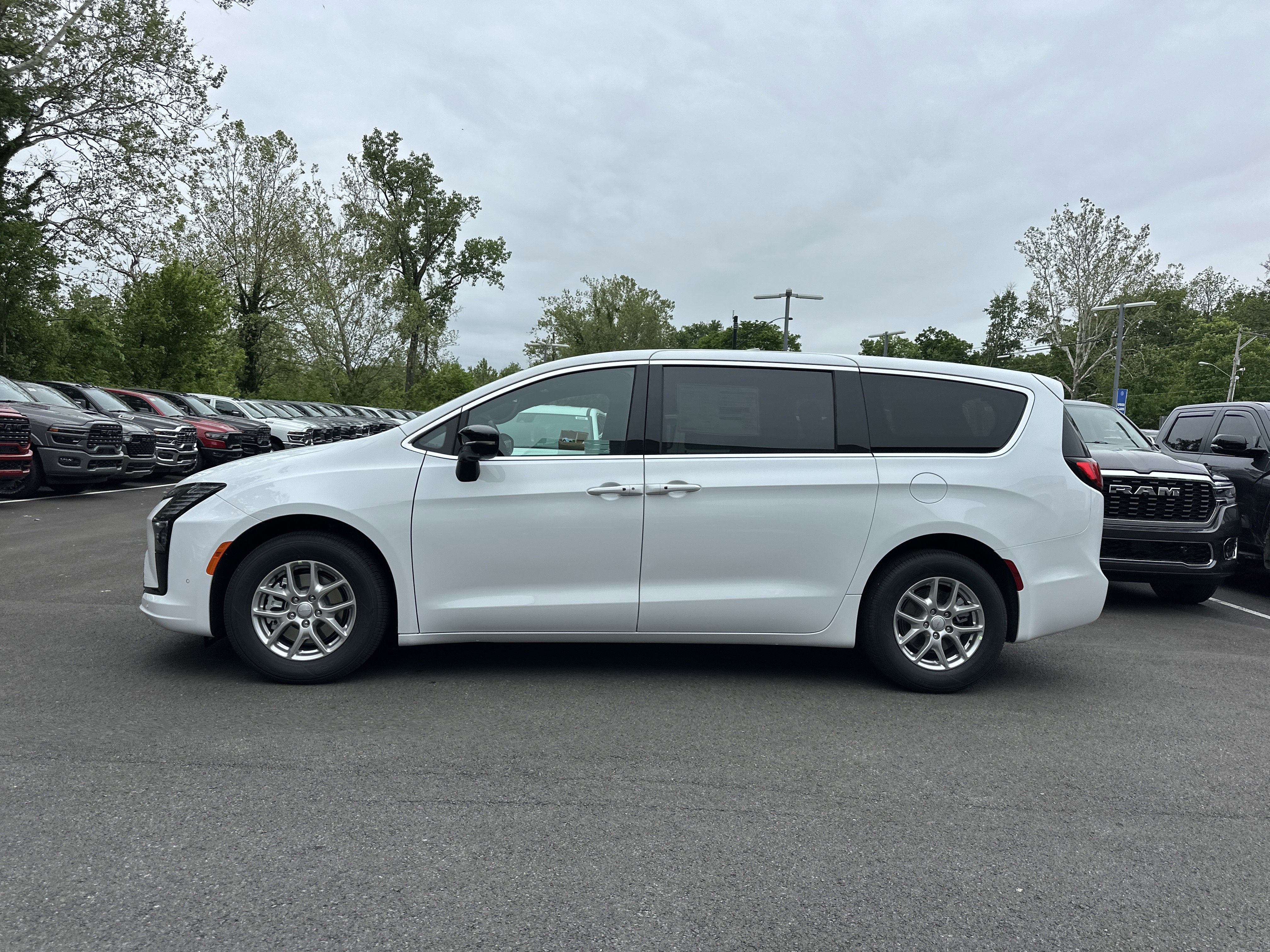 2027 Chrysler Pacifica Select