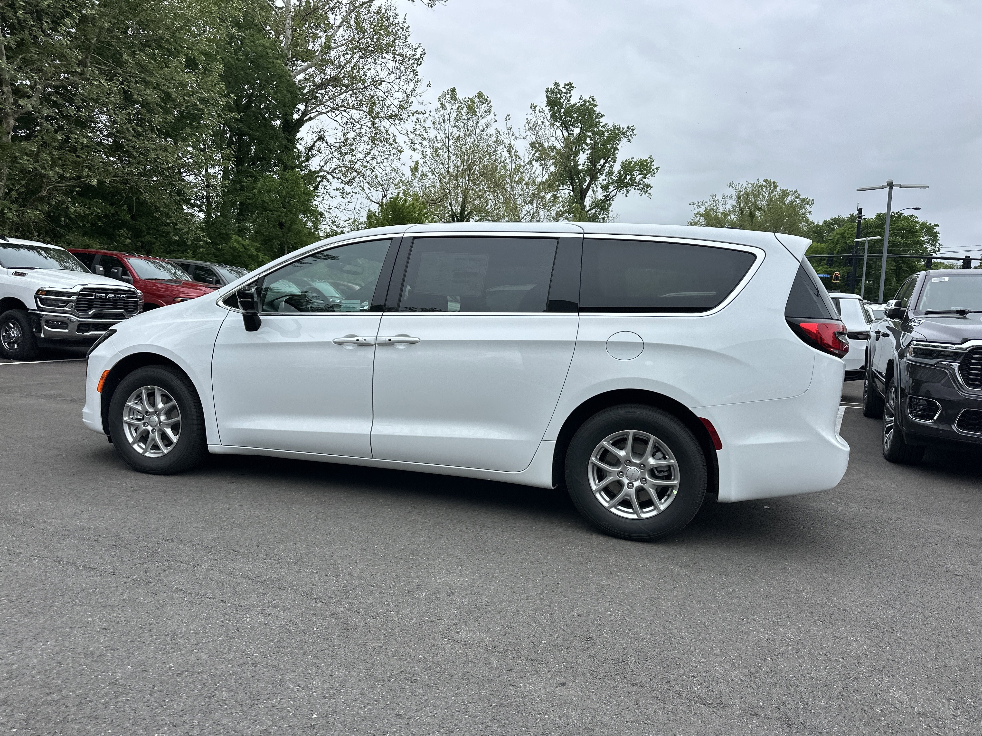 2027 Chrysler Pacifica Select