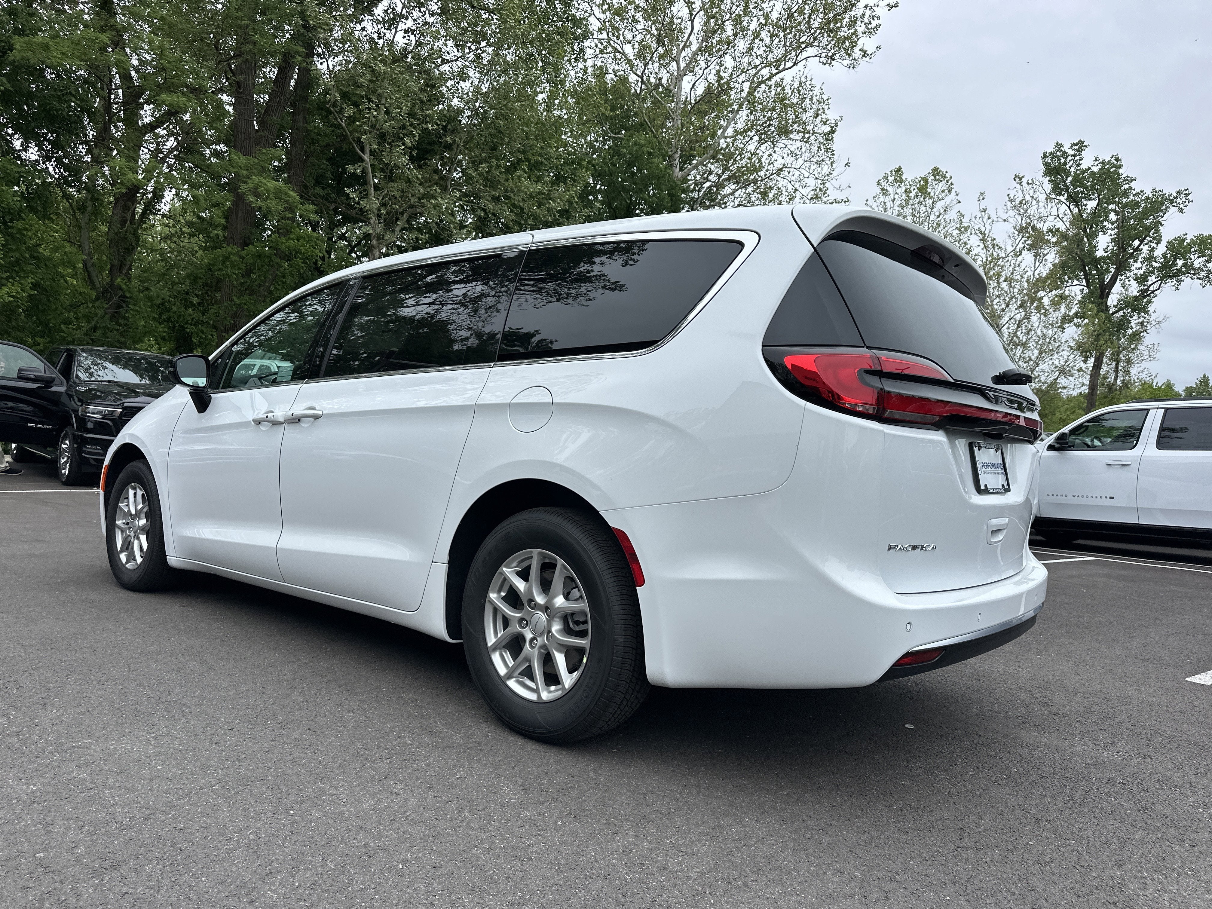 2027 Chrysler Pacifica Select