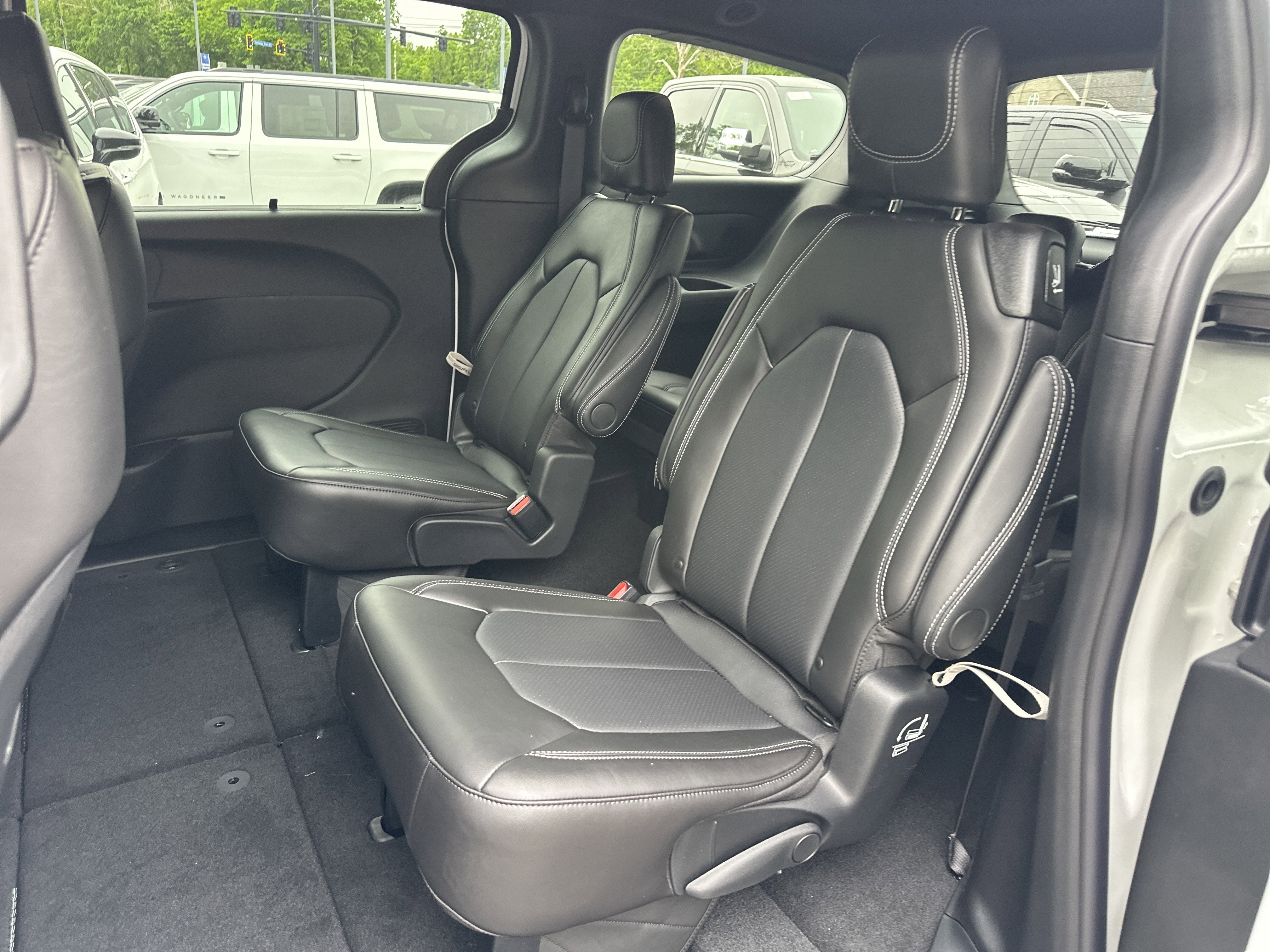 2027 Chrysler Pacifica Select