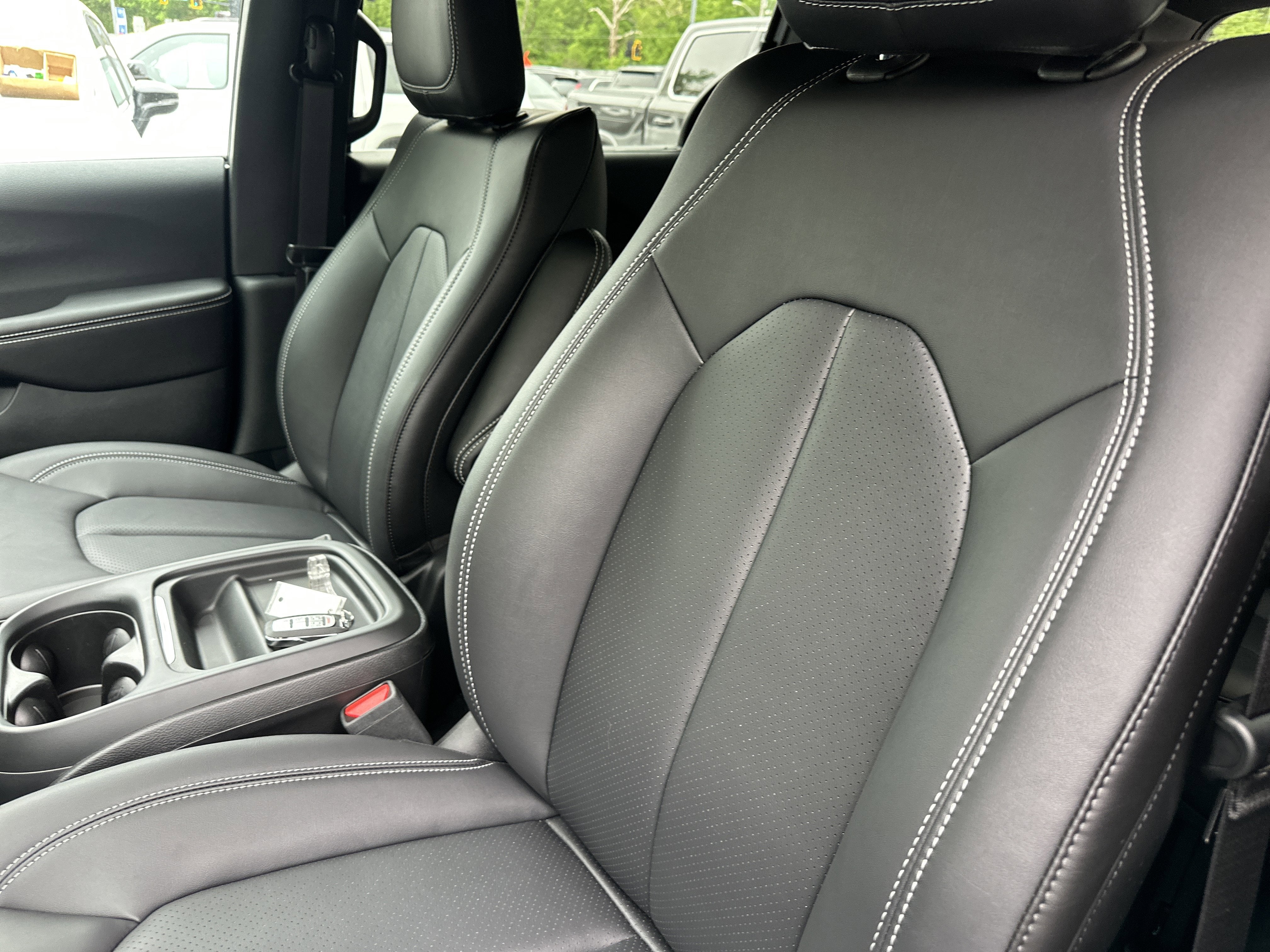 2027 Chrysler Pacifica Select