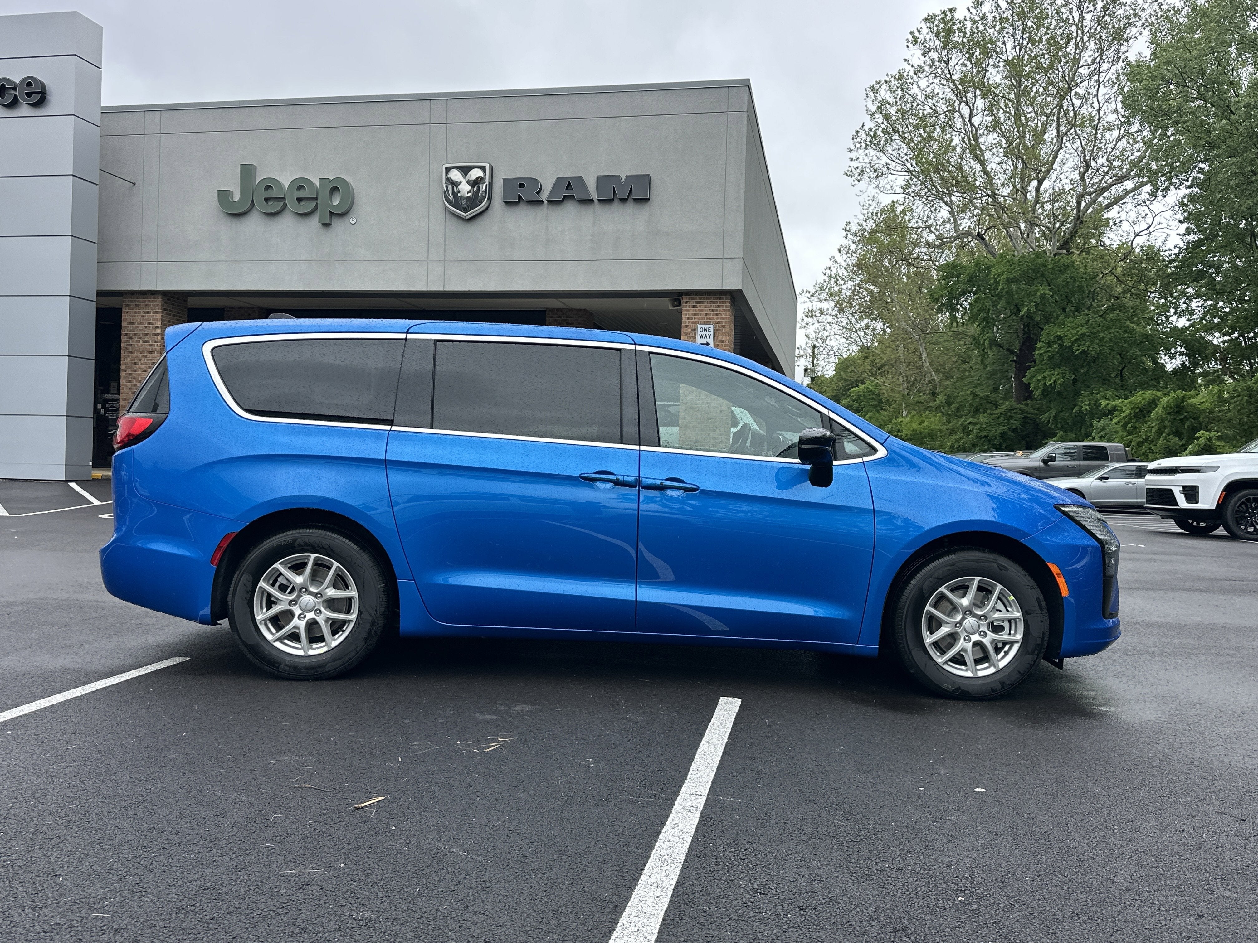 2027 Chrysler Pacifica Select