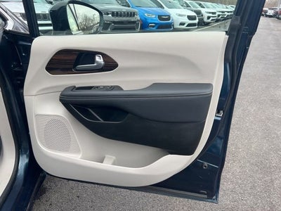 2023 Chrysler Pacifica Hybrid Limited