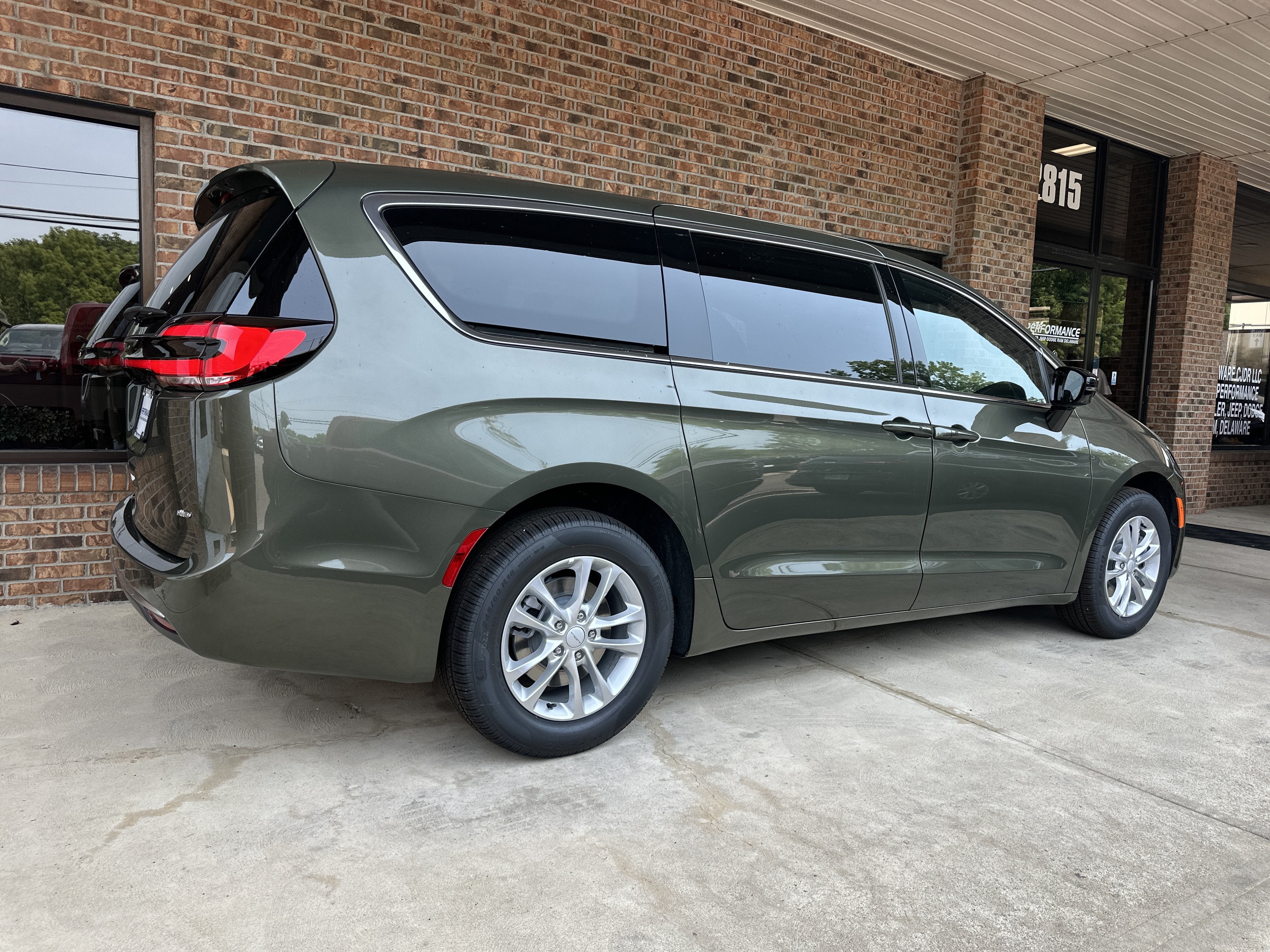 2027 Chrysler Pacifica Select