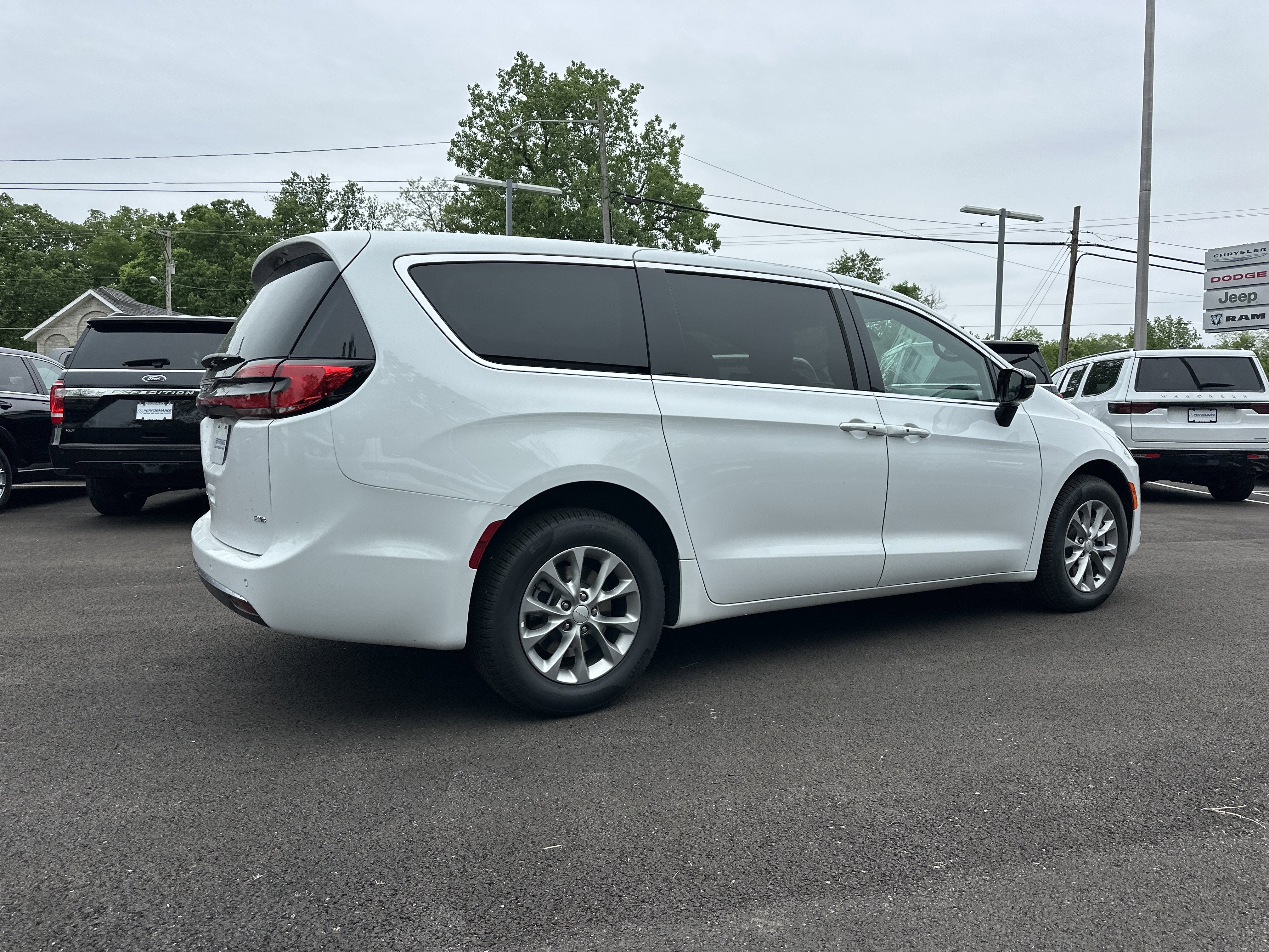 2027 Chrysler Pacifica Select