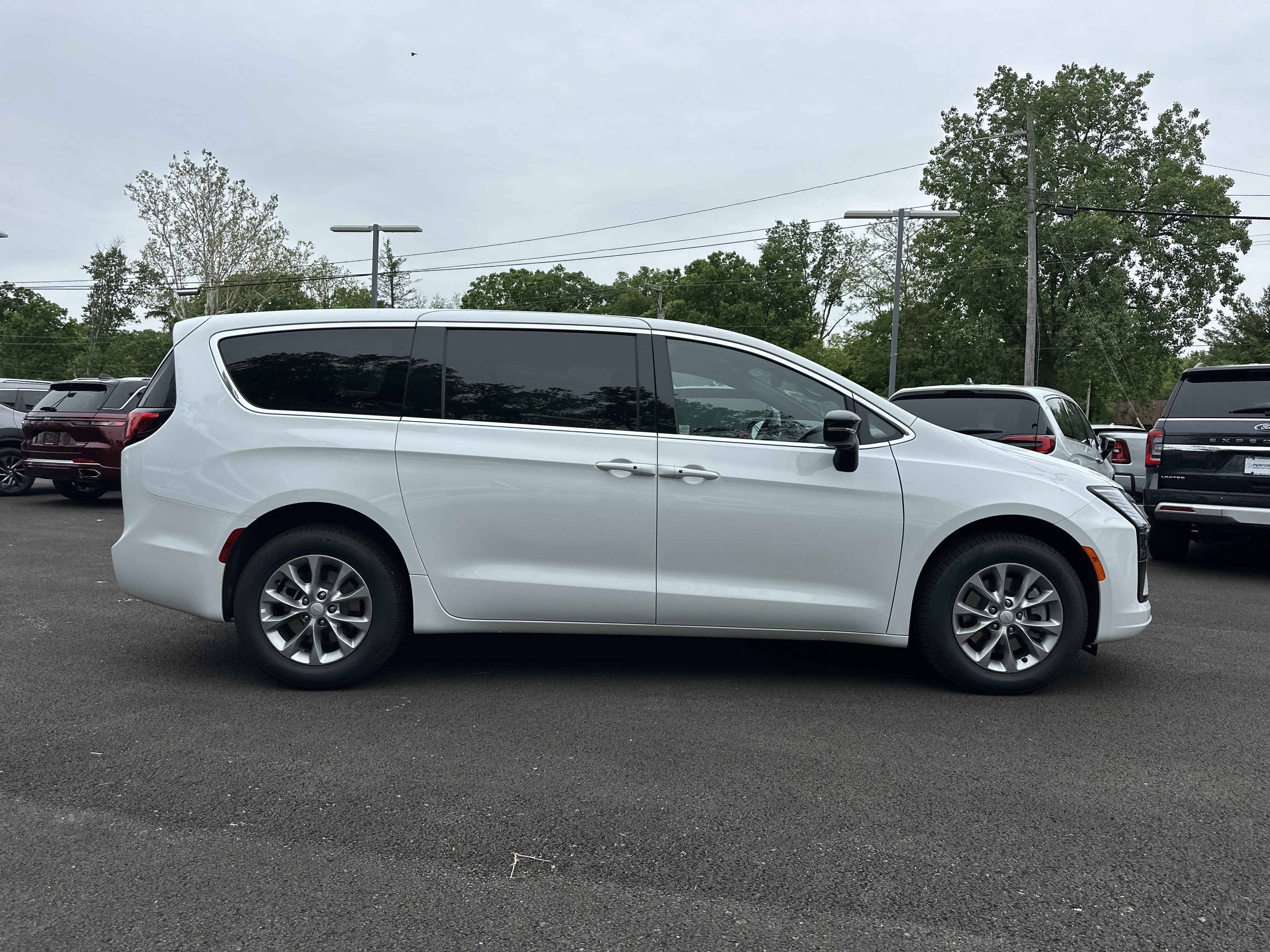 2027 Chrysler Pacifica Select