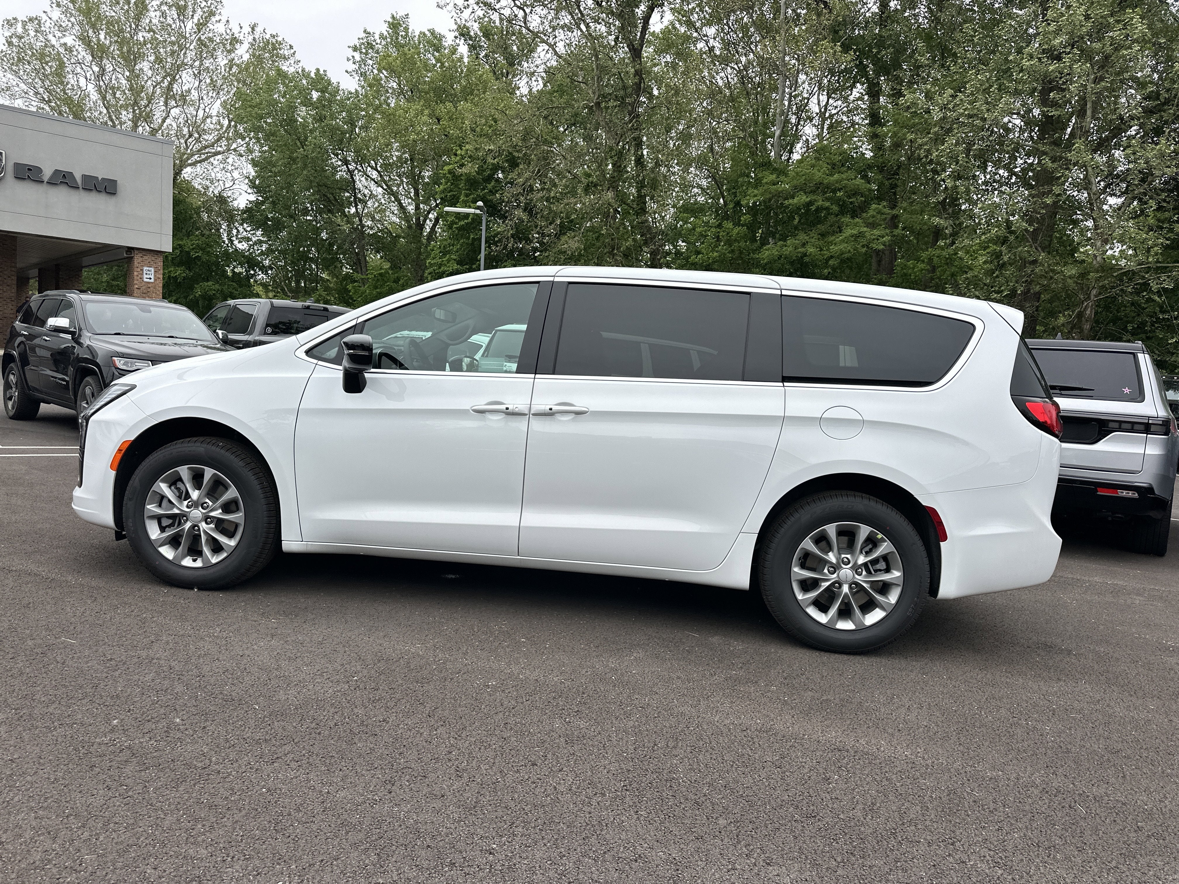 2027 Chrysler Pacifica Select