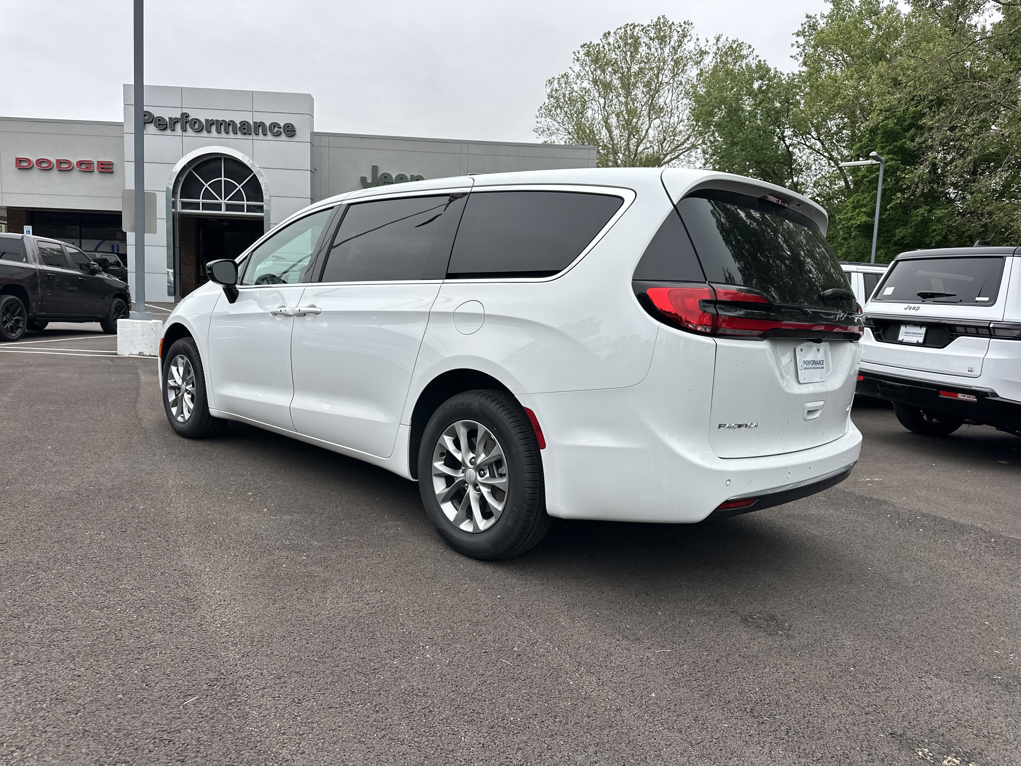 2027 Chrysler Pacifica Select