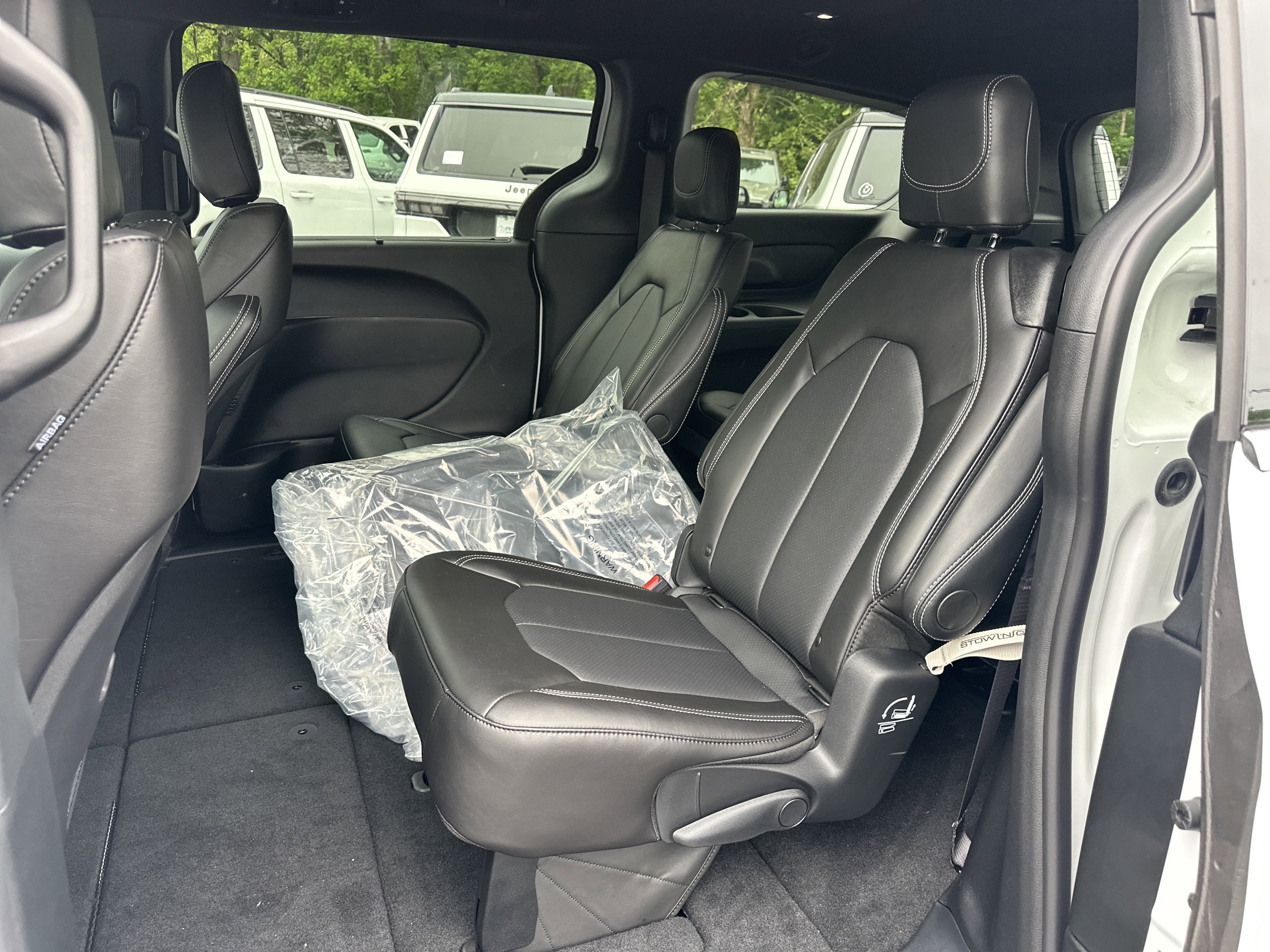 2027 Chrysler Pacifica Select