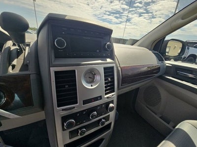 2010 Chrysler Town & Country LX