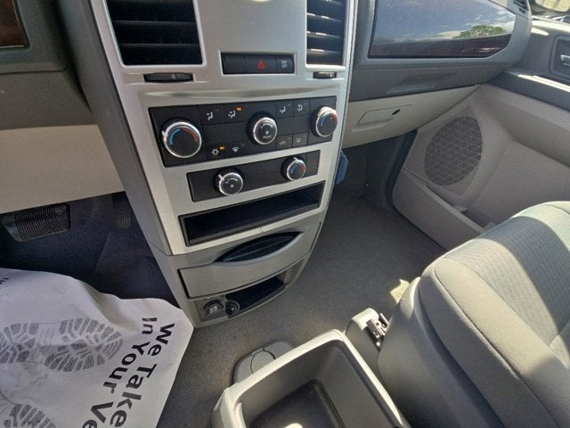 2010 Chrysler Town & Country LX