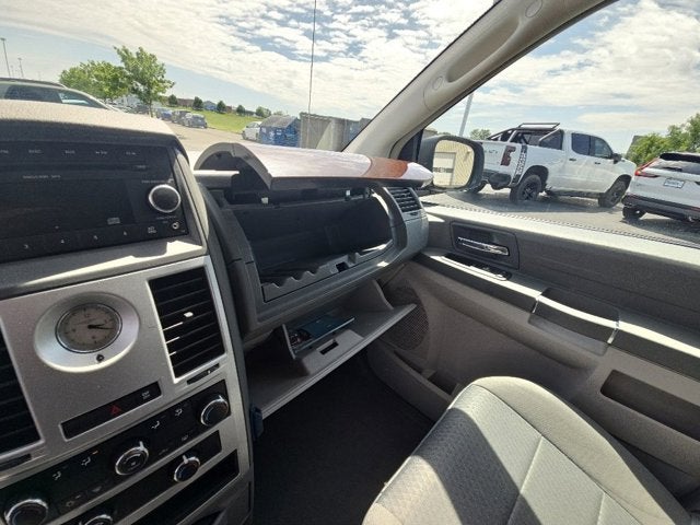2010 Chrysler Town & Country LX