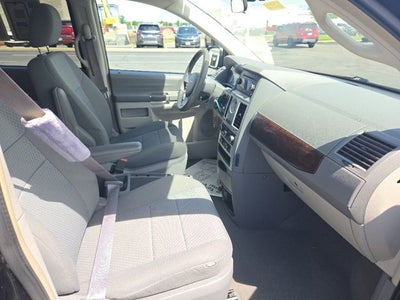2010 Chrysler Town & Country LX