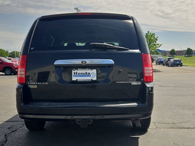 2010 Chrysler Town & Country LX