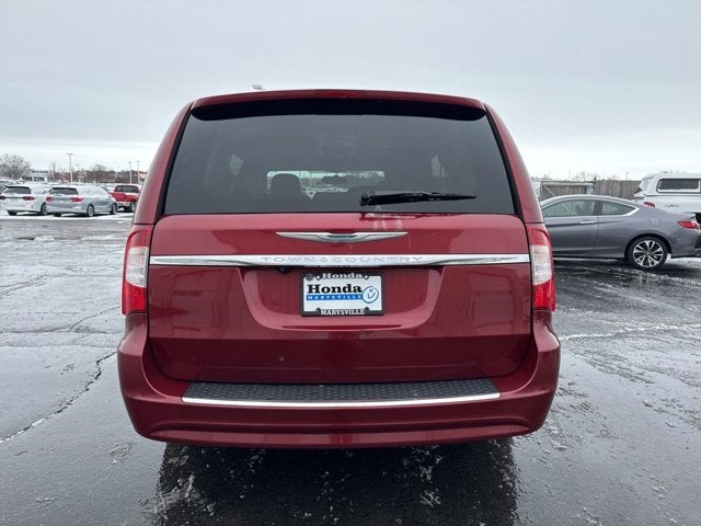 2016 Chrysler Town & Country Touring