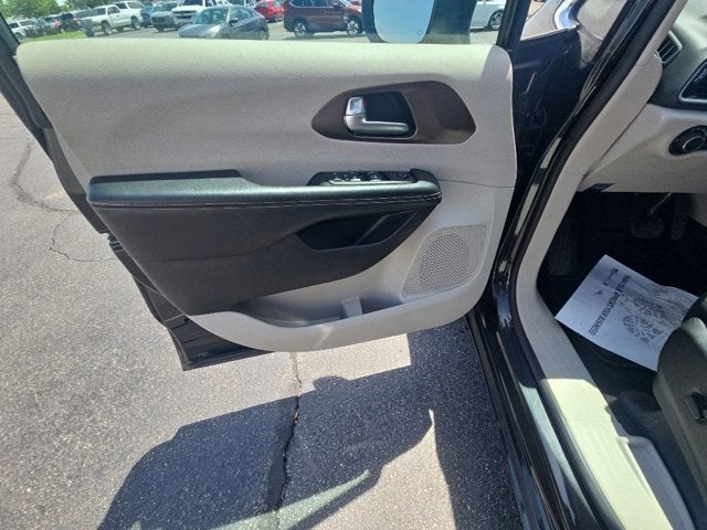2022 Chrysler Voyager LX