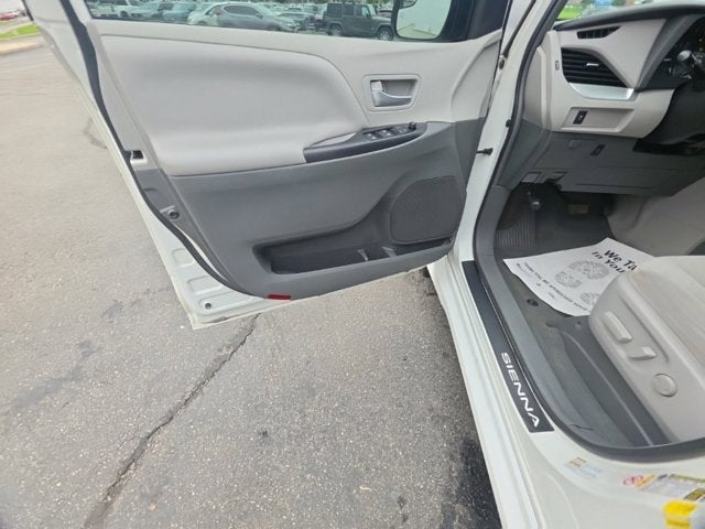 2019 Toyota Sienna LE
