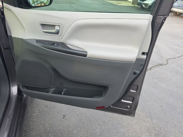 2019 Toyota Sienna LE