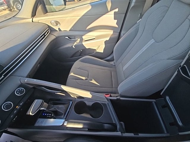 2022 Hyundai Elantra SE