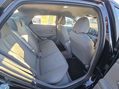 2022 Hyundai Elantra SE