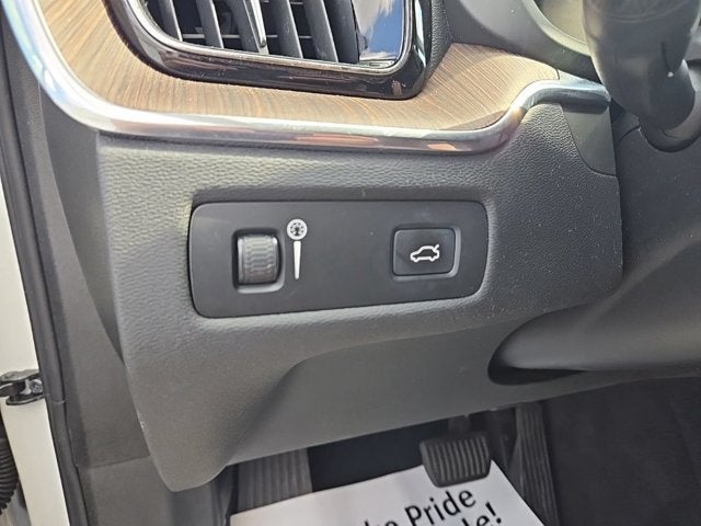 2022 Volvo XC60 B5 Momentum