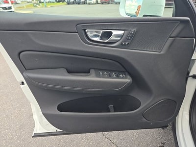2022 Volvo XC60 B5 Momentum