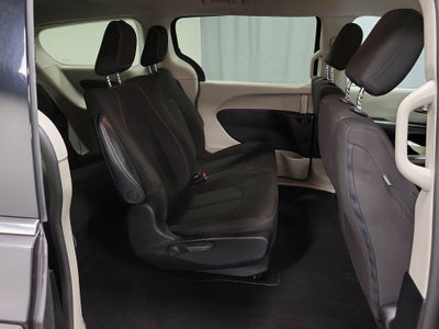 2020 Chrysler Voyager L