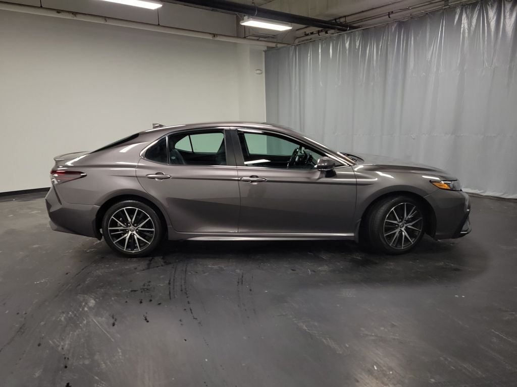 2022 Toyota Camry Hybrid SE