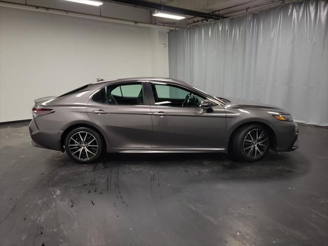 2022 Toyota Camry Hybrid SE