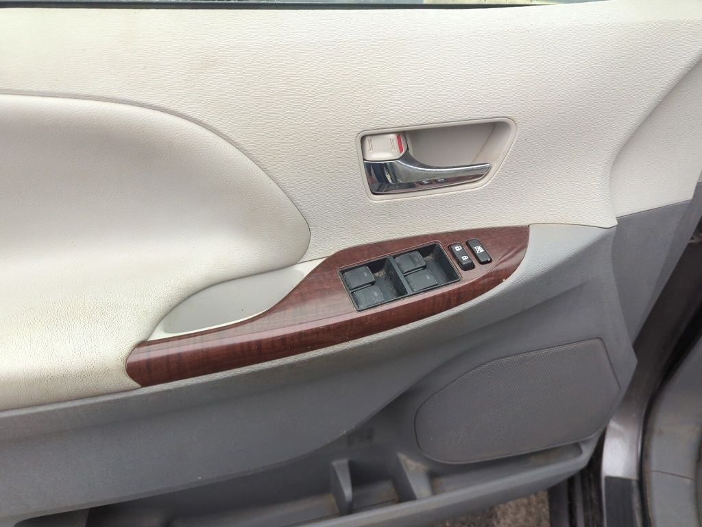 2013 Toyota Sienna XLE 7 Passenger