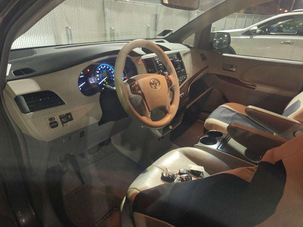 2013 Toyota Sienna XLE 7 Passenger