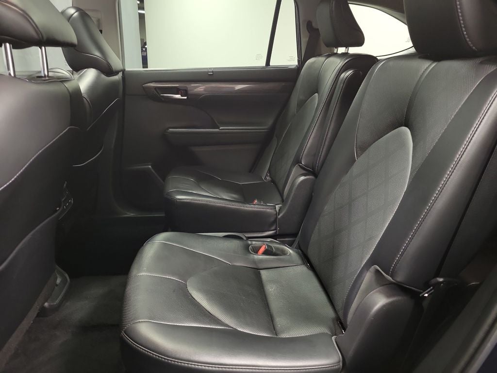 2022 Toyota Highlander Hybrid Platinum