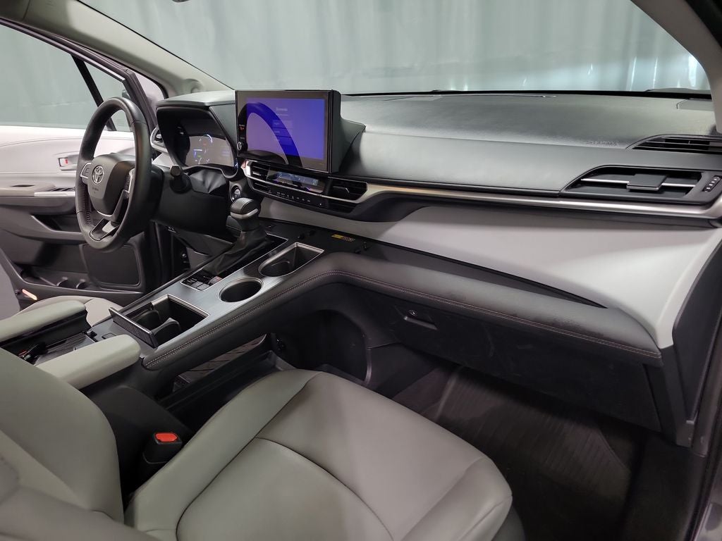 2025 Toyota Sienna XLE 8 Passenger