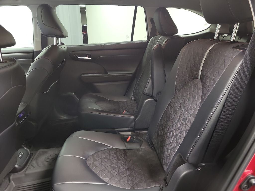 2025 Toyota Highlander Hybrid XLE