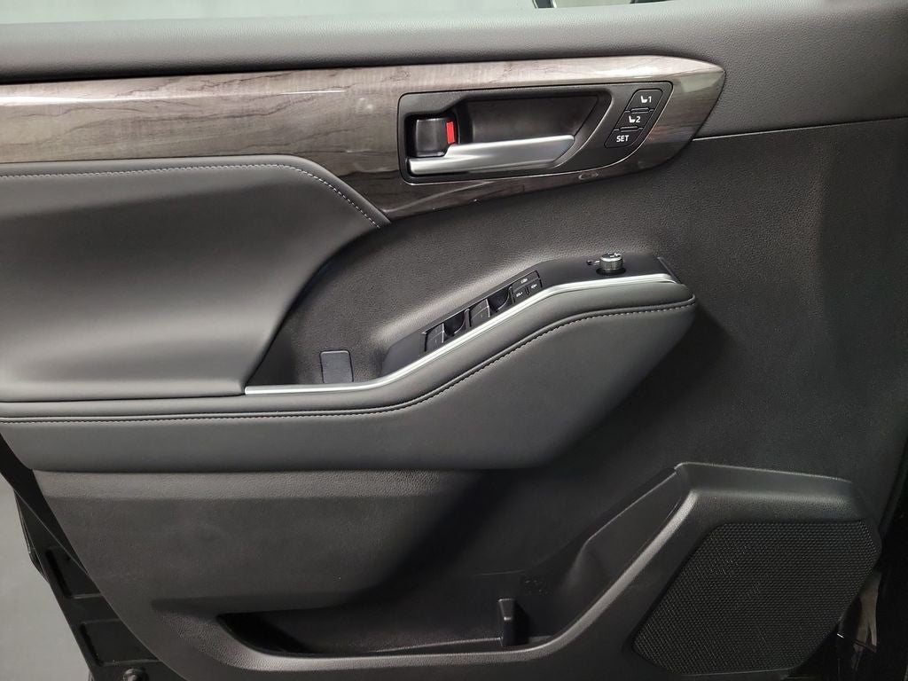 2025 Toyota Highlander Platinum