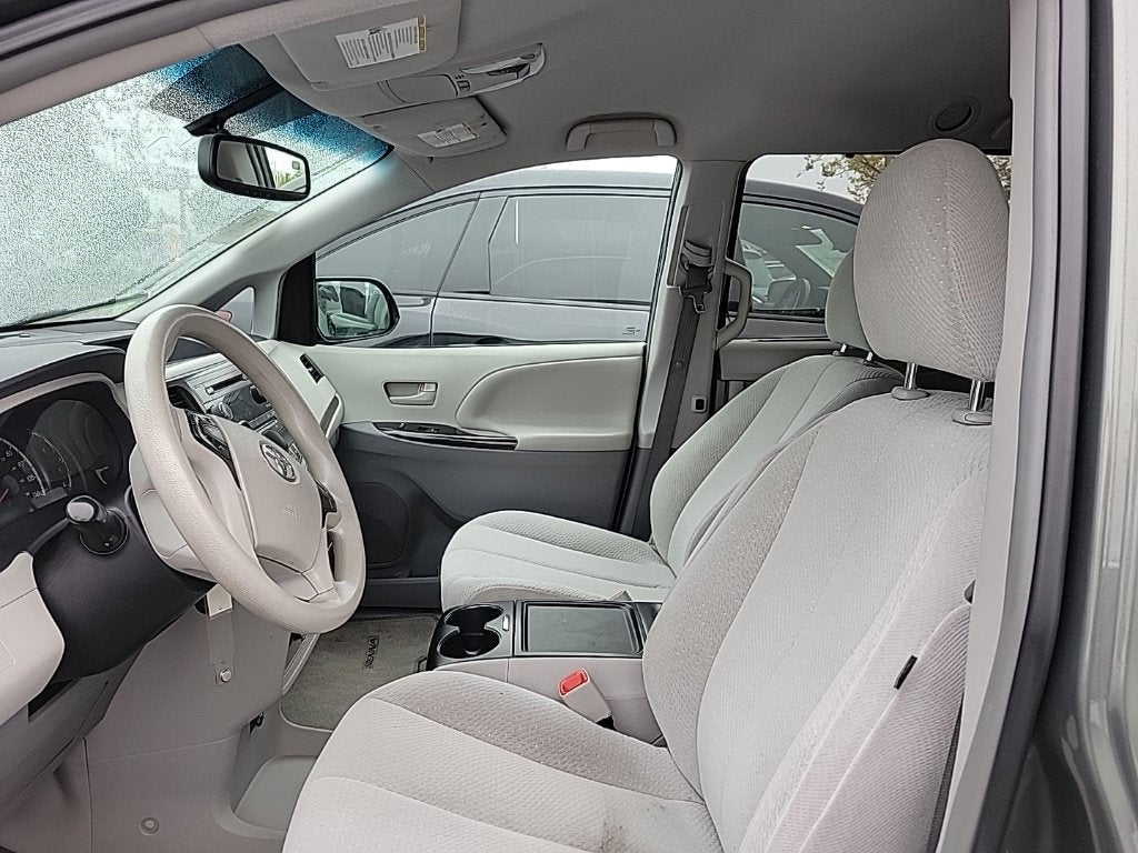 2014 Toyota Sienna LE 8 Passenger