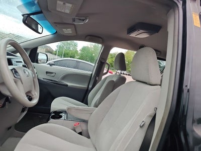 2014 Toyota Sienna LE 8 Passenger