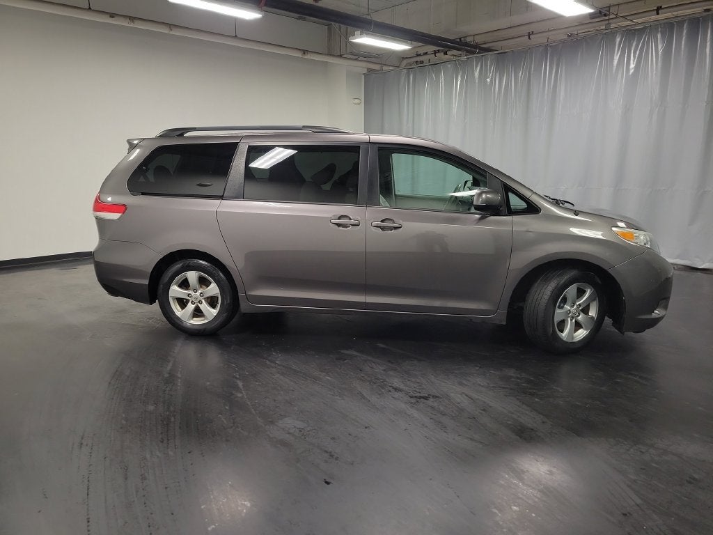 2014 Toyota Sienna LE 8 Passenger