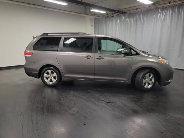 2014 Toyota Sienna LE 8 Passenger