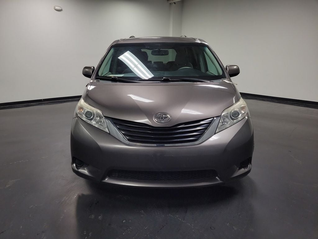 2013 Toyota Sienna LE 8 Passenger