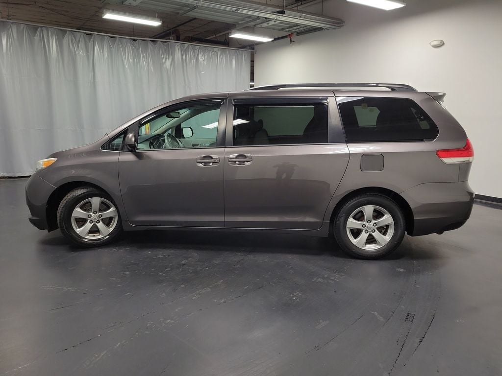 2013 Toyota Sienna LE 8 Passenger