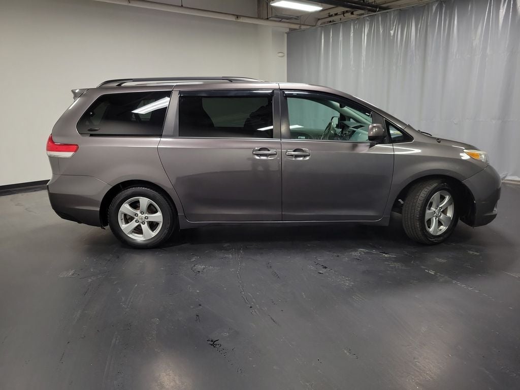 2013 Toyota Sienna LE 8 Passenger