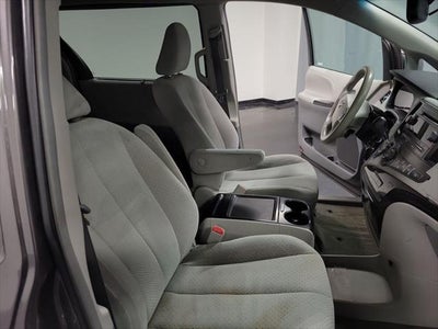 2013 Toyota Sienna LE 8 Passenger