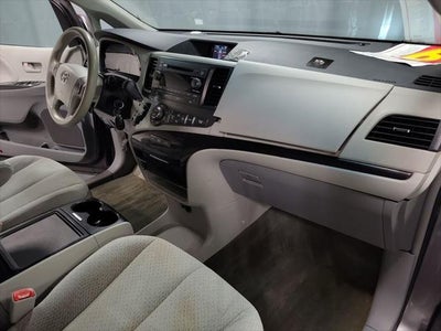 2013 Toyota Sienna LE 8 Passenger