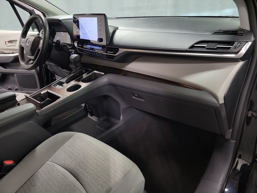 2021 Toyota Sienna LE 8 Passenger