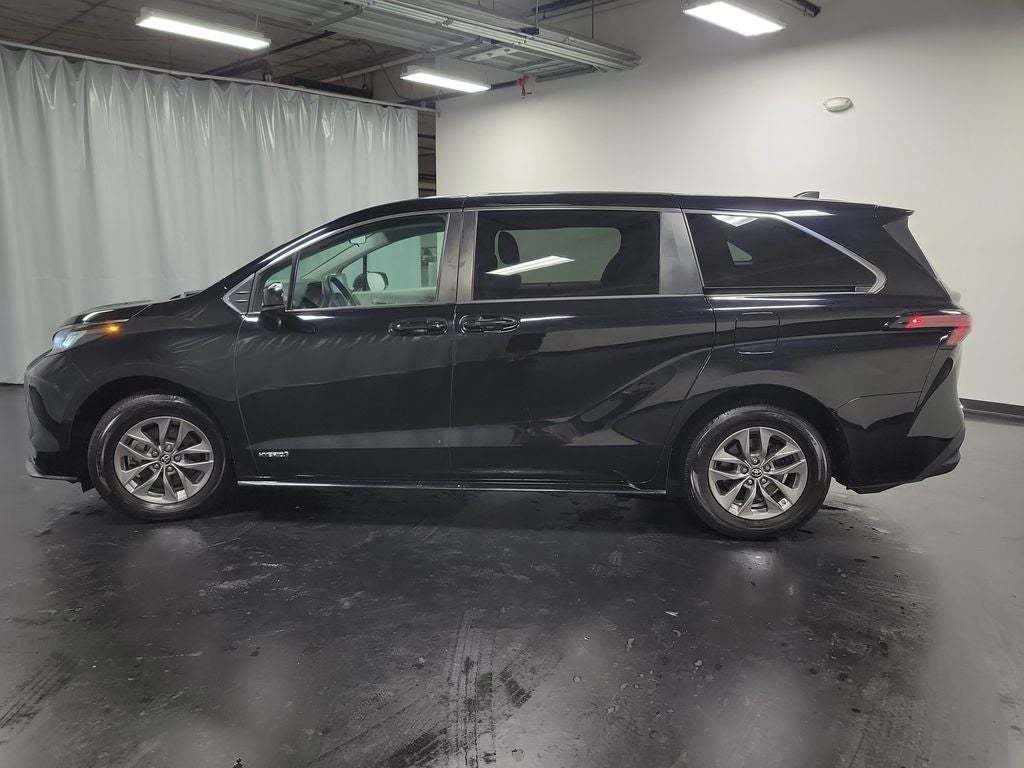 2021 Toyota Sienna LE 8 Passenger