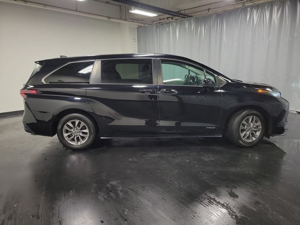 2021 Toyota Sienna LE 8 Passenger