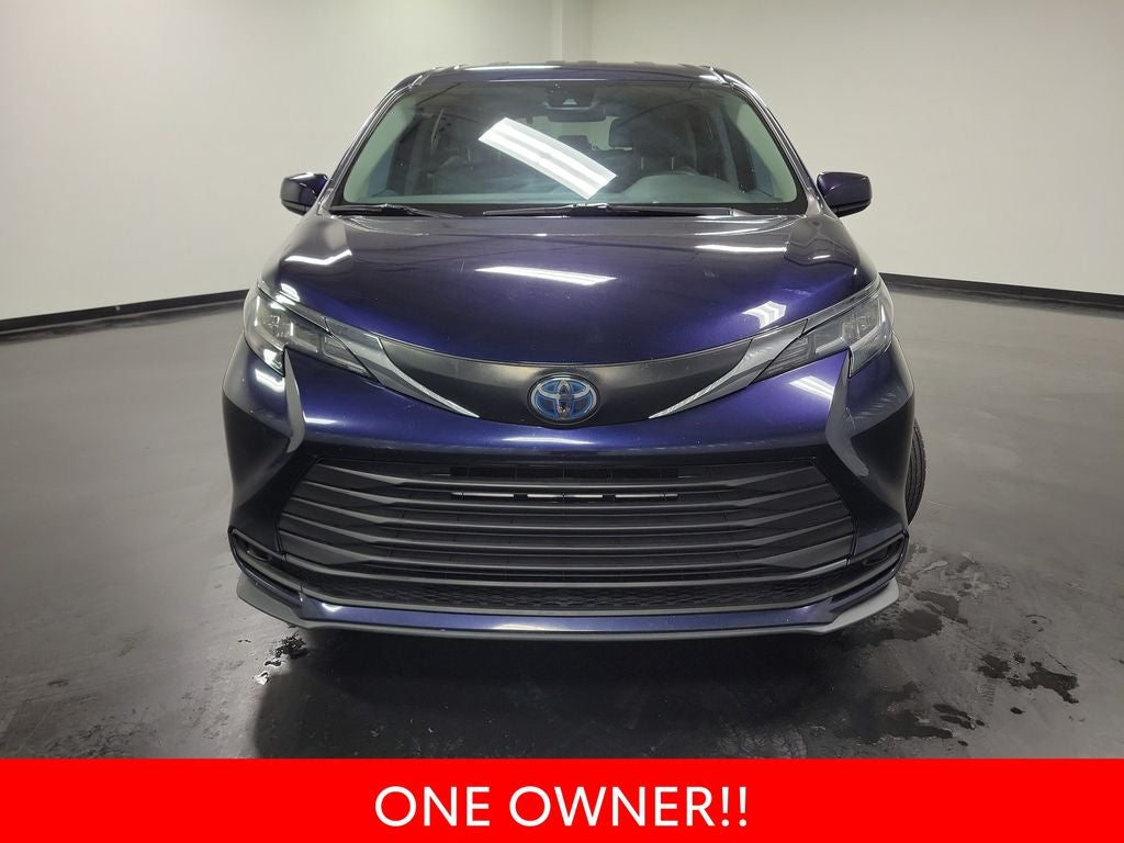 2022 Toyota Sienna LE 8 Passenger